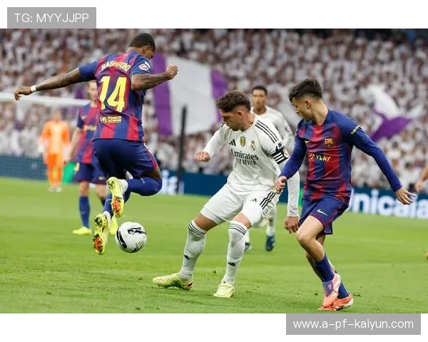 巴萨三脚传递直达禁区，佩德里顺势破门